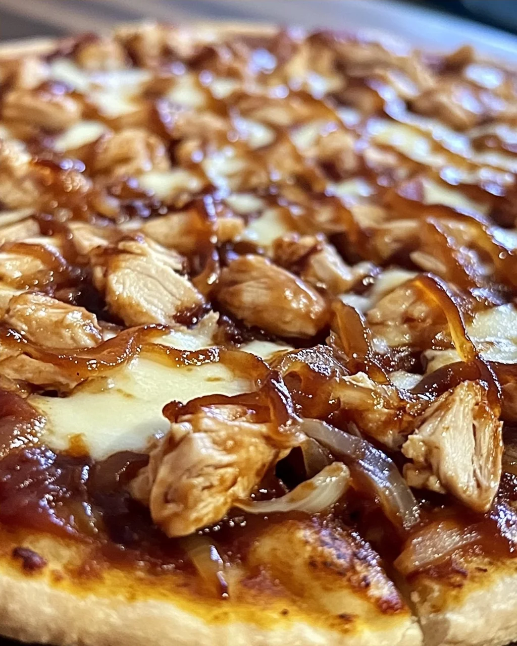 BBQ Hähnchen Pizza mit Karamellisierten Zwiebeln