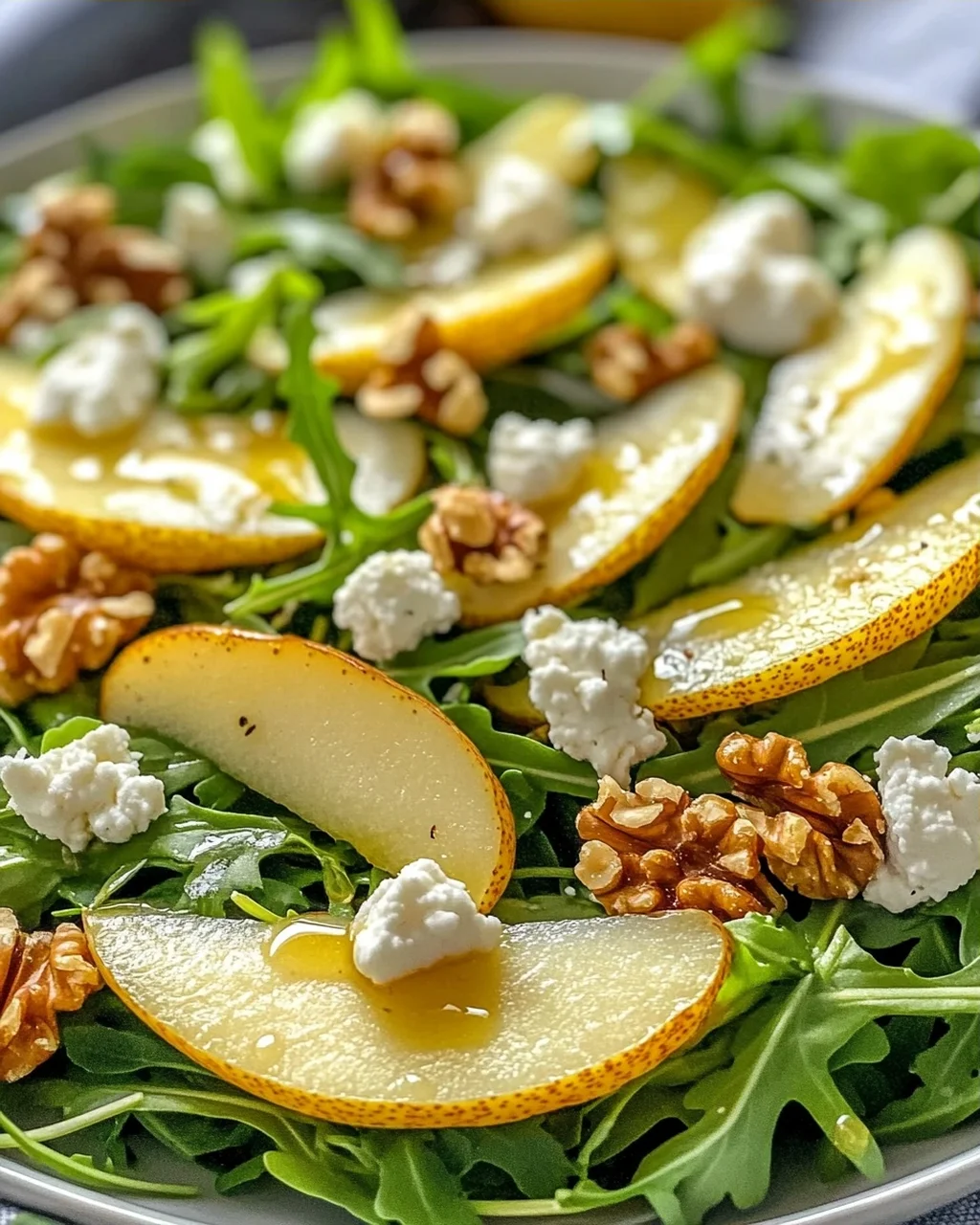 Birnen- und Rucolasalat mit Honig-Vinaigrette genießen