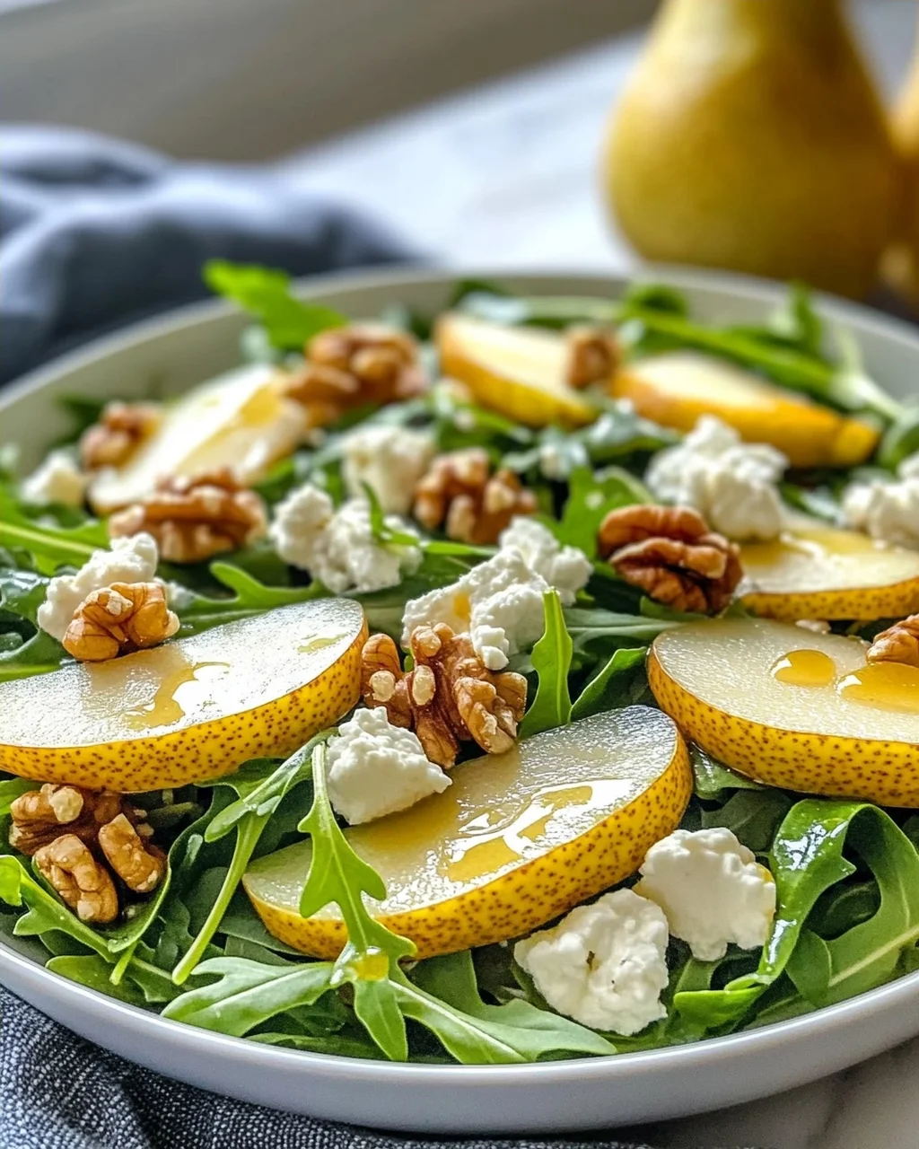 Birnen- und Rucolasalat mit Honig-Vinaigrette genießen